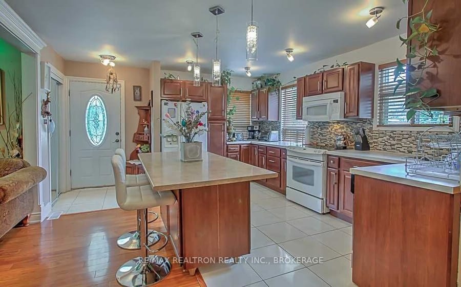 385 Marybay Cres, Richmond Hill (Crosby), Ontario, L4C 2X5, photo 2