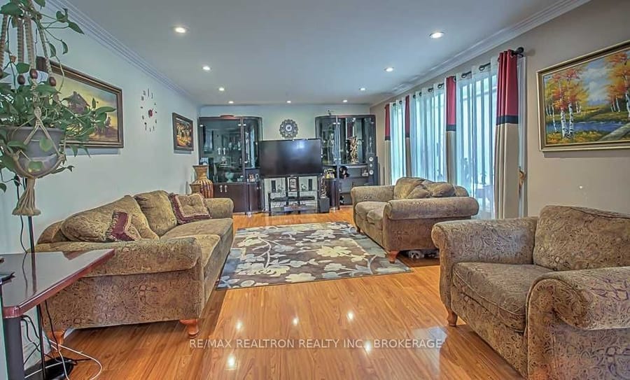 385 Marybay Cres, Richmond Hill (Crosby), Ontario, L4C 2X5, photo 3