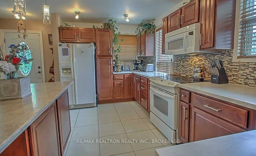 385 Marybay Cres, Richmond Hill (Crosby), Ontario, L4C 2X5, photo 5